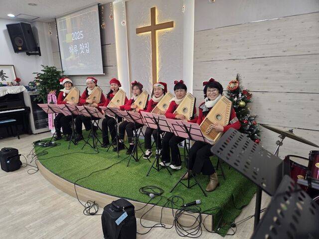 안산양무리교회 이주민 성탄 행사. 이날 긴 행사의 사진 촬영은 안양 늘사랑교회의 정병수 집사가 도왔다. 안산양무리교회 제공