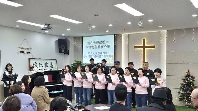 안산양무리교회 이주민 성탄 행사. 이날 긴 행사의 사진 촬영은 안양 늘사랑교회의 정병수 집사가 도왔다. 안산양무리교회 제공