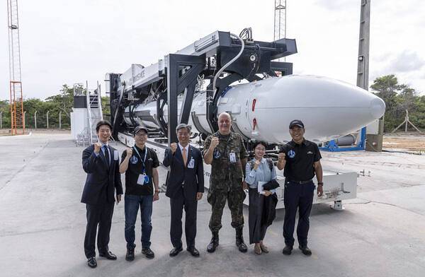 19일 이노스페이스 발사장을 방문한 최영한 주브라질 대사(왼쪽 세 번째)와 관계자들이 기념 촬영하고 있다. 연합뉴스