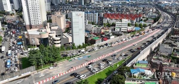 인천대로(옛 경인고속도로) 인천방향 도화IC에서 빠져나가는 출근길 차량들이 2km 넘게 늘어서 있다. 경기일보DB
