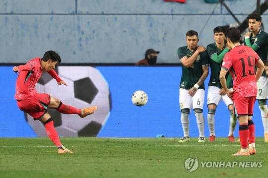 프리킥 선제골 넣는 손흥민 / 사진=연합뉴스