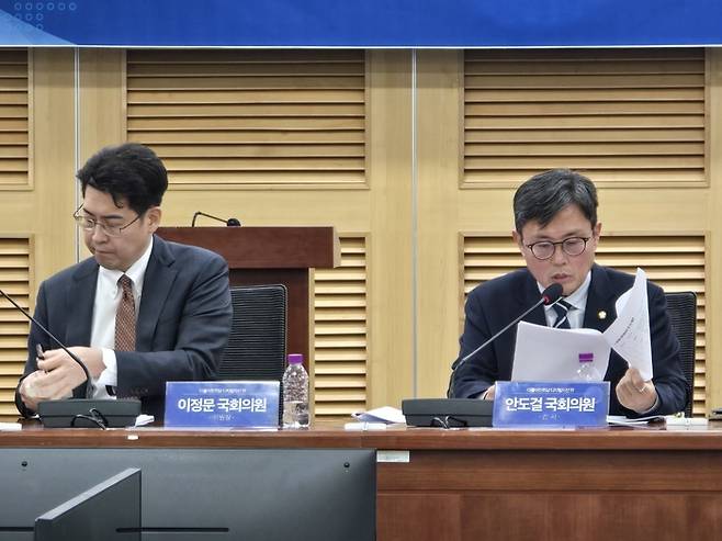 22일 국회 의원회관에서 열린 민주당 디지털자산특위 간담회 종료 직후 진행된 백브리핑에서 안도걸 간사(오른쪽)는 정부의 입법 지연을 비판하며 내년 상반기 중 스테이블코인 실증사업 도입을 촉구했다. [사진=안갑성 기자]