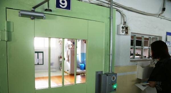 법무부가 오는 2026년부터 가석방 인원을 30%가량 늘린다. 사진은 경기 안양교도소 4인실 내부 전경. 법무부가 2014년 10월24일 교도소를 언론에 공개했다. /사진=뉴스1(공동취재단)