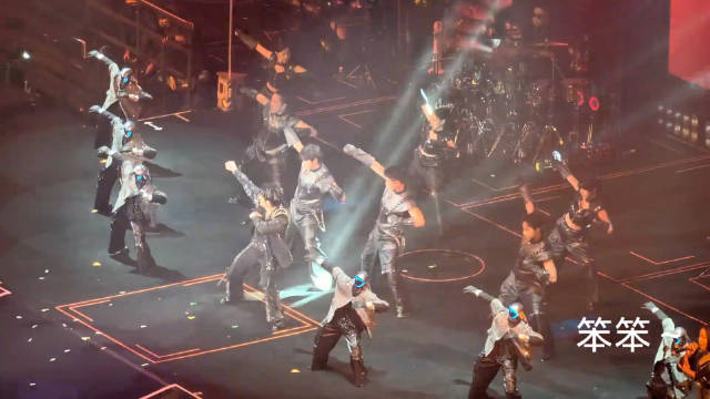 왕리훙의 청두 콘서트 무대 현장. 바이두 캡처