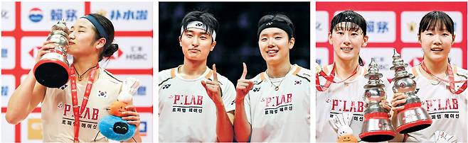 안세영(왼쪽 사진)이 21일 중국 항저우의 올림픽스포츠센터에서 열린 BWF 월드투어 파이널스 2025 여자단식 시상식에서 우승 트로피에 입을 맞추고 있다. 서승재(가운데 사진 오른쪽)와 김원호는 남자복식 정상에 오른 후 손가락으로 11승을 표현하고 있다. 이소희(오른쪽 사진 왼쪽)와 백하나가 여자복식 2연패 달성 후 환하게 웃고 있다.  신화 AFP 연합뉴스