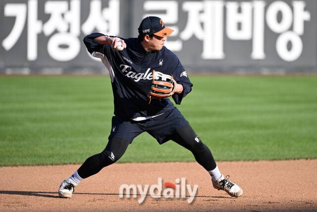 29일 대전 한화생명 볼파크 야구장에서 열린 '2025 신한 SOL 뱅크 KBO 한국시리즈 3차전' LG 트윈스와 한화 이글스 경기. 한화 노시환이 경기 전 수비 훈련을 하고 있다./마이데일리