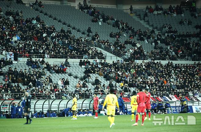 [서울=뉴시스] 정병혁 기자 = 지난달 18일 오후 서울 마포구 서울월드컵경기장에서 열린 축구 국가대표팀 평가전 대한민국과 가나의 경기, 관중석 곳곳이 비어있다. 2025.11.18. jhope@newsis.com