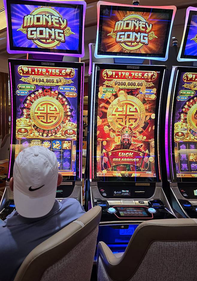 필리핀 마닐라의 한 카지노에 설치된 중국 황제가 친히 잭팟을 선포하는 형상의 '머니공' 슬롯머신.(사진=뉴시스)  *재판매 및 DB 금지