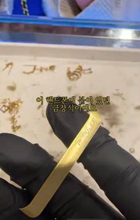 [서울=뉴시스] 팬택 스카이의 ‘듀퐁 에디션(SKY X Dupont)’ 금장식.(사진출처: 링링언니 유튜브 캡처) 2025.12.22.