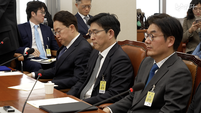 올해 1월 국회 '쿠팡 청문회'에 나온 (왼쪽부터) 강한승 전 쿠팡 대표, 홍용준 쿠팡로지스틱스서비스 대표, 정종철 쿠팡풀필먼트서비스 대표. 이들은 청문회를 앞두고 사망 노동자 유가족과 연달아 합의했다. 합의 과정에서 쿠팡은 유가족들에게 청문회 불출석을 요구했고, 실제 합의 후 유가족은 청문회에 나오지 않았다.&nbsp;