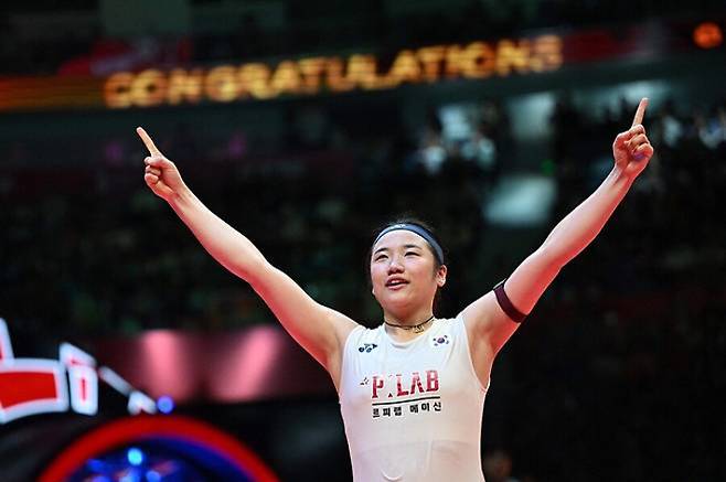 안세영이 21일 중국 항저우의 올림픽스포츠센터에서 열린 '세계배드민턴연맹(BWF) 월드 투어 파이널스 2025' 여자 단식 결승에서 승리한 뒤 세리머니를 펼치고 있다. 연합뉴스