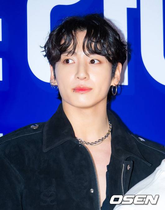 [OSEN=민경훈 기자] 27일 오후 서울 롯데시네마 월드타워 씨네파크에서 영화 '퍼스트 라이드' VIP 시사회 포토월 행사가 열렸다.'퍼스트 라이드'는 끝을 보는 놈 태정(강하늘), 해맑은 놈 도진(김영광), 잘생긴 놈 연민(차은우), 눈 뜨고 자는 놈 금복(강영석), 사랑스러운 놈 옥심(한선화)까지 뭉치면 더 웃긴 24년 지기 친구들이 첫 해외여행을 떠나는 대환장 코미디 영화.&nbsp;방탄소년단(BTS) 정국이 포토타임을 갖고 있다. 2025.10.27 /rumi@osen.co.kr