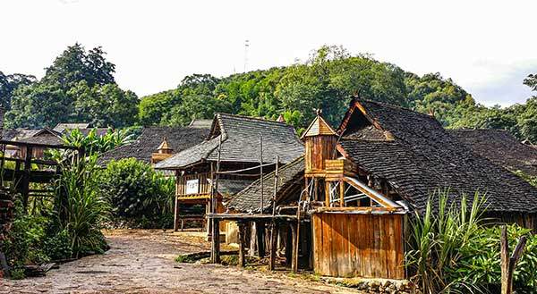 금속으로 된 물탱크를 나무로 감싸서 전통가옥 형태를 훼손시키지 않으려하고 있다.