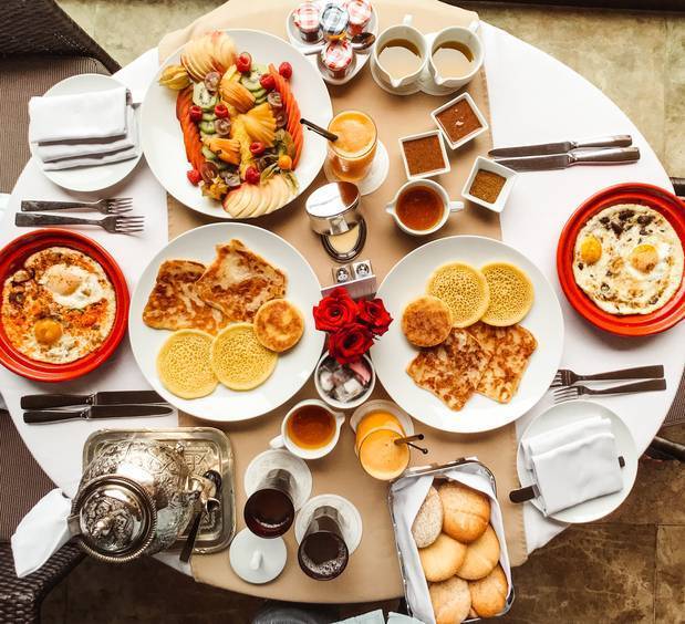 성인 1인 22만원짜리 뷔페는 단순한 외식 가격이 아닌 지금 한국 사회의 소비 구조와 심리를 비추는 상징적 숫자가 되고 있다. 게티이미지