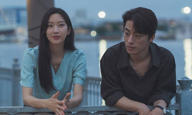 중국 영화 ‘먼 훗날 우리’를 리메이크한 멜로 영화 ‘만약에 우리’가 31일 개봉한다. 10여년 전 연인이었던 ‘은호’(구교환·오른쪽)와 ‘정원’(문가영)이 우연히 재회해 지난 사랑과 이별, 고단했던 청춘 시절을 돌아본다. 쇼박스 제공