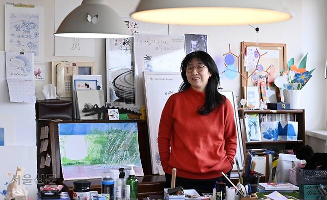 세계적 그림책 작가인 이수지가 지난 19일 서울 광진구 광장동에 있는 작가의 작업실에서 서울신문과 인터뷰하고 있다. 그는 2022년 4월 국내 포털 사이트에 ‘그림책 작가’라는 직업명이 공식 등재되는 데 결정적인 계기를 마련한 인물이기도 하다. 도준석 전문기자