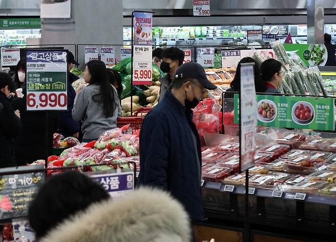 서울의 한 대형마트에서 사람들이 물건을 고르는 모습 &copy;연합뉴스