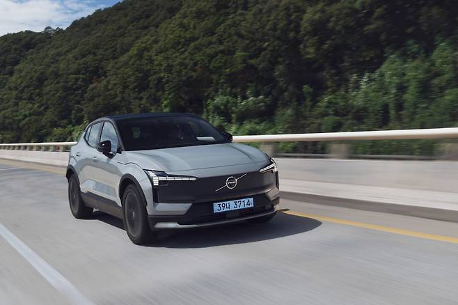 볼보자동차코리아가 새롭게 선보인 ‘EX30CC’는 브랜드 최초의 순수 전기 SUV 기반 크로스컨트리 모델이다. 전기차 특유의 강력한 토크와 CC 고유의 험로 주행 능력을 결합해 전동화 시대의 새로운 어드벤처 기준을 제시한다.&nbsp;사진제공 ｜볼보자동차코리아