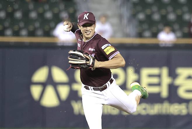 AP통신은 송성문이 샌디에이고와 4년 총액 1500만 달러에 계약했다는 소식을 전하며 계약 세부 내용을 공개했다. 그의 원 소속팀 키움은 송성문의 행보에 따라 최대 530만 달러의 이적료를 받을 수 있다. 뉴시스