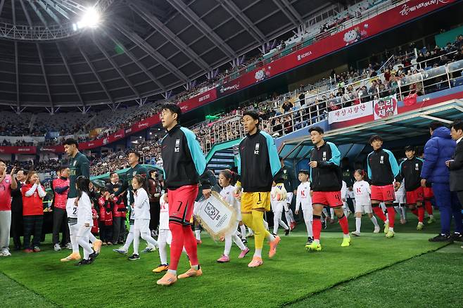 손흥민 등 축구 국가대표팀 선수들이 지난달 14일 대전월드컵경기장에서 열린 남자축구 국가대표 평가전 볼리비아전에 나서고 있다. 연합뉴스