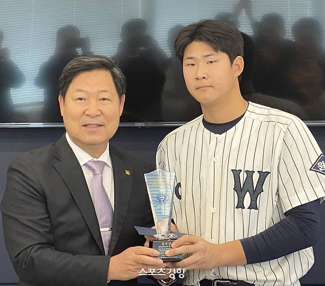 이만수 전 감독이 22일 서울 강남구 도곡동 한국야구위원회(KBO) 사옥에서 열린 제9회 이만수 포수·홈런상 시상식에서  원주고 이희성에게 포수상을 시상하고 있다. 이정호기자