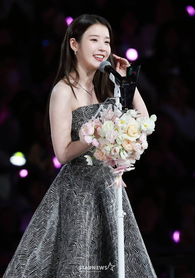 배우 아이유(IU)가 6일  가오슝 내셔널 스타디움에서 진행된 스타뉴스 주최 '10주년 아시아 아티스트 어워즈 2025(10th Anniversary Asia Artist Awards 2025, '10주년 AAA 2025')에서 수상 소감을 밝히고 있다. /2025.12.06 /사진=임성균 tjdrbs23@