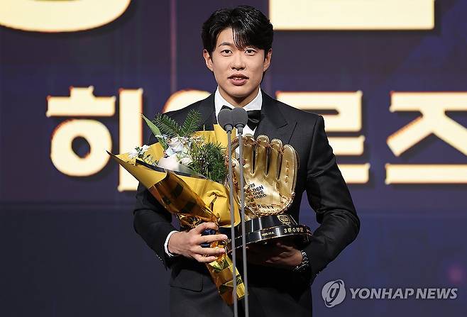 골든글러브 수상 소감 말하는 송성문 (서울=연합뉴스) 김성민 기자 = 9일 서울 송파구 롯데호텔 월드에서 열린 프로야구 2025 신한 SOL뱅크 골든글러브 시상식에서 3루수 부문을 수상한 송성문이 소감을 말하고 있다. 2025.12.9 ksm7976@yna.co.kr
