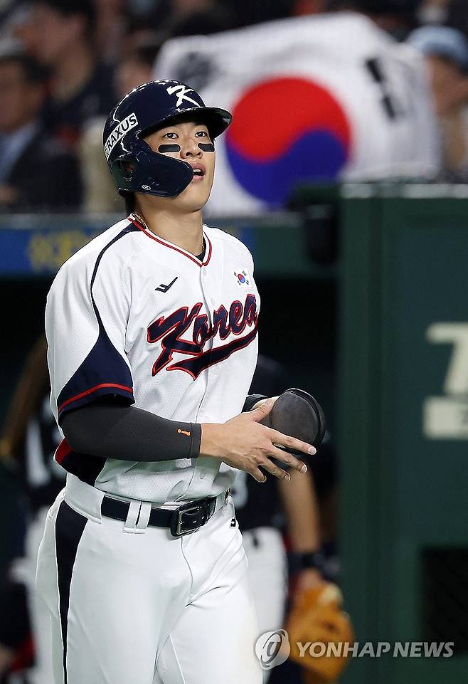 '해결사' 송성문 (도쿄=연합뉴스) 이동해 기자 = 16일 일본 도쿄돔에서 열린 2025 K베이스볼 시리즈 대한민국과 일본의 평가전. 3회말 2타점 적시타와 더블스틸로 득점의 발판을 만든 송성문이 이닝 종료 공수 교대로 더그아웃 향하고 있다. 2025.11.16 eastsea@yna.co.kr