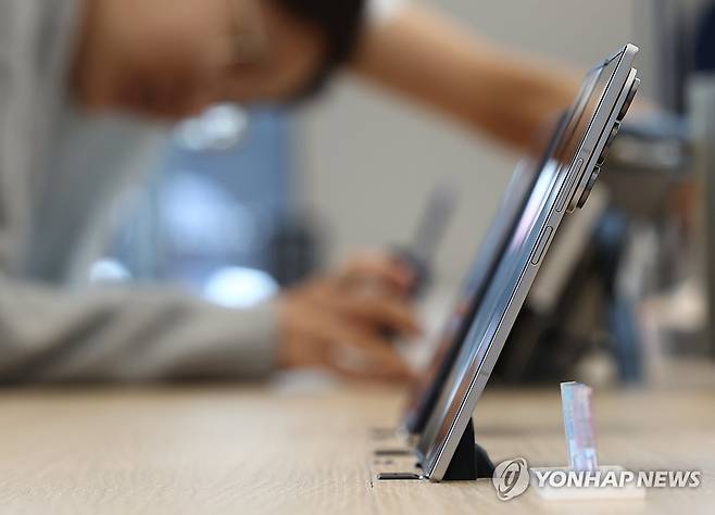 '더 얇아진 갤럭시 Z 폴드 7' (서울=연합뉴스) 김성민 기자 = 삼성전자의 새로운 폴더블폰 갤럭시 Z7 시리즈가 공식 출시를 앞두고 15일부터 일주일간 예약 판매를 시작한다. 
    이날 서울 서초구 삼성 강남에서 시민들이 갤럭시 Z 폴드 7을 살펴보고 있다. 2025.7.15 ksm7976@yna.co.kr
