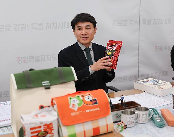 불닭감지칩 소개하는 김진태 도지사 [강원도 제공.재판매 및 DB 금지]