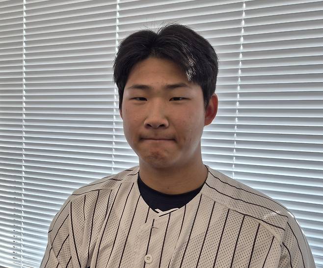 NC 다이노스에 지명된 원주고 포수 이희성 (서울=연합뉴스) 김경윤 기자 = 원주고 포수 이희성이 22일 서울 강남구 도곡동 한국야구위원회(KBO) 사옥에서 열린 제9회 이만수 포수상·홈런상 시상식에서 포수상을 받은 뒤 인터뷰하고 있다. 2025.12.22. cycle@yna.co.kr