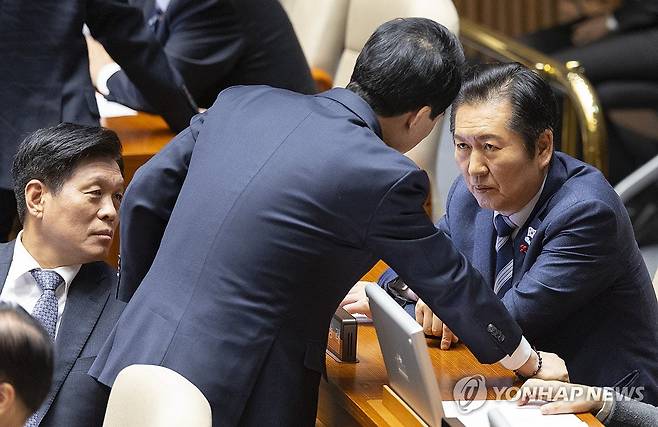 대화하는 정청래 대표 (서울=연합뉴스) 황광모 기자 = 더불어민주당 정청래 대표가 22일 국회에서 열린 12월 임시국회 본회의 도중 박수현 수석대변인과 대화하고 있다. 2025.12.22 hkmpooh@yna.co.kr