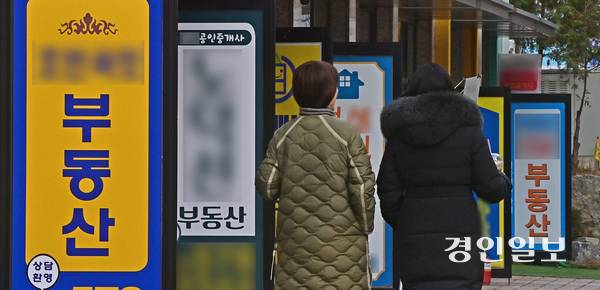 아파트 월세가격 증가세는 한국부동산원 통계에서 여실히 드러난다. 지난달 경기도 아파트 월세통합가격지수는 101.21로 전기 대비 0.34% 상승했다. 이에 도내 평균 아파트 월세 가격은 1월 104만3천원에서 11월 109만8천원으로 5.3% 상승한 것으로 나타났다. 사진은 공인중개사무소 밀집지역에서 발길을 옮기는 시민들. 2025.12.14 /조재현기자 jhc@kyeongin.com