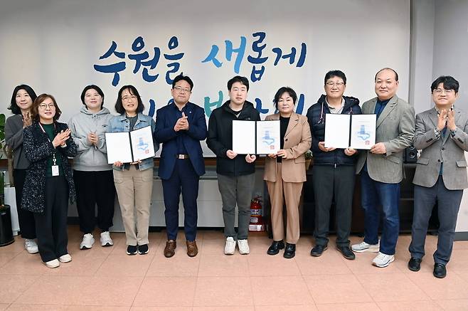 ▲지난 4월 수원시가 지역경제활성화를 위해 지정한 골목형상점가 지정를 발급한 뒤 기념촬영을 하고 있다. /사진제공=수원특례시