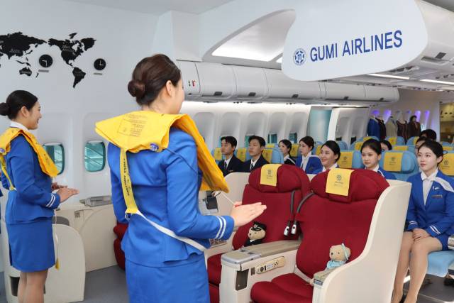 구미대 호텔관광항공서비스과 학생들이 승무원 실습을 하고 있다. 구미대 제공