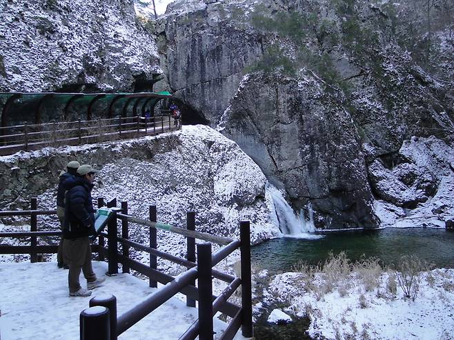 ▲ 용추폭포 일대에 눈이 내리면 이국적인 풍경을 만들어낸다.