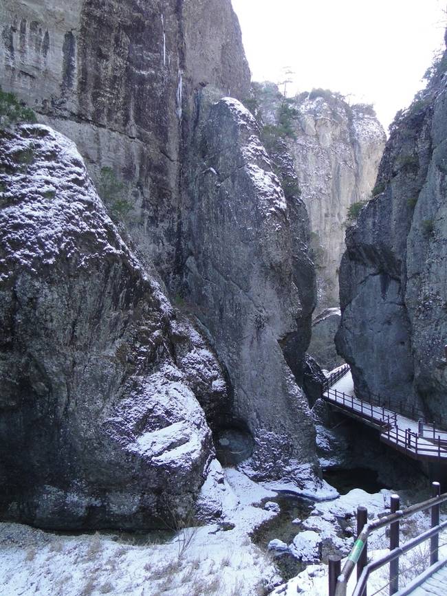 ▲ 백악기 동안 쌓여 굳어진 응회암이 오랜 풍화와 침식을 거쳐 완성한 용추협곡은 거대한 암릉과 층리, 단애가 마치 지질 교과서를 걷는 듯한 인상을 준다.