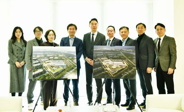 '경산 현대프리미엄아웃렛' 추진 현황을 청취한 뒤 조현일 경산시장과 정지영 현대백화점 사장 등 관계자들이 단체로 사진을 찍고 있다. 경산시 제공