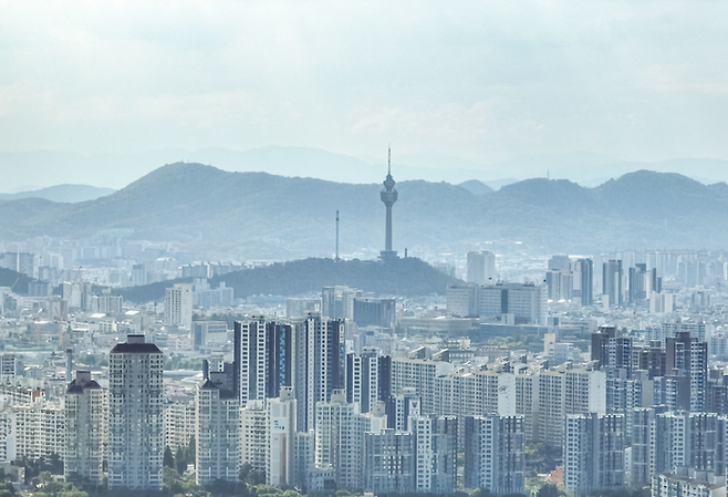 대구의 1인당 GRDP가 33년째 전국 최하위를 기록했다. 사진은 앞산에서 내려다본 대구 전경. <영남일보DB>