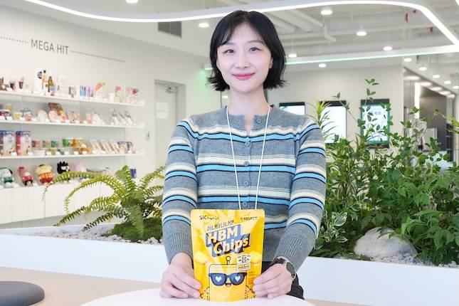 박선경 세븐일레븐 스낵팀 MD가 'SK하이닉스 허니바나나맛 HBM칩'을 소개하고 있다. / 사진=세븐일레븐