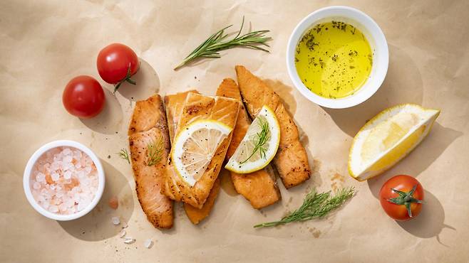 연어 등 지방산이 풍부한 생선은 세로토닌을 조절해 숙면을 돕는다｜출처: 클립아트코리아