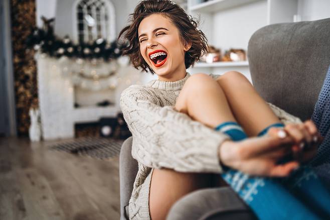 웃음이 명약이다. 웃음은 스트레스 호르몬을 줄이고 행복 호르몬을 늘린다. 웃음은 면역력 증진, 혈액순환 개선, 통증 완화에 좋다. 뇌는 가짜 웃음과 진짜 웃음을 구별하지 못한다. 주 2회 이상 억지웃음도 약보다 더 좋을 수 있는 까닭이다. 행복해서 웃는 게 아니라 웃어서 행복하다. 사진=게티이미지뱅크