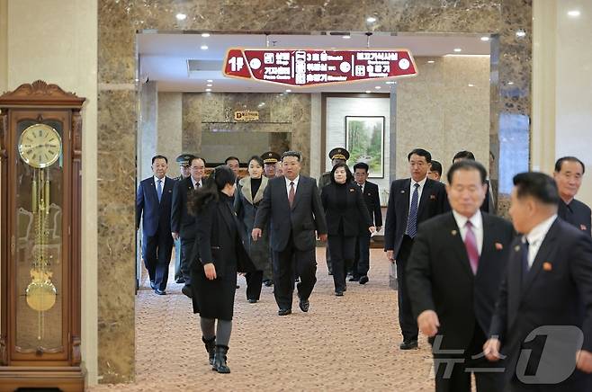 (평양 노동신문=뉴스1) = 북한 노동당 기관지 노동신문은 23일 "우리나라 북부 산간도시의 전형으로, 특색 있는 사계절 산악관광지로 자기의 매력적인 모습을 더욱 일신해가는 삼지연시에 현대적인 호텔들이 새로 일떠서 준공했다"라고 보도했다. [국내에서만 사용가능. 재배포 금지. DB 금지. For Use Only in the Republic of Korea. Redistribution Prohibited] rodongphoto@news1.kr