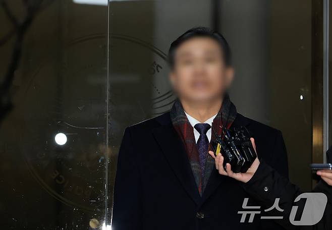 통일교 전 총무처장 조 모씨가 23일 서울 서대문구 경찰청에 참고인 신분으로 출석하기 전 취재진 질문에 답하고 있다. 2025.12.23/뉴스1 ⓒ News1 이호윤 기자