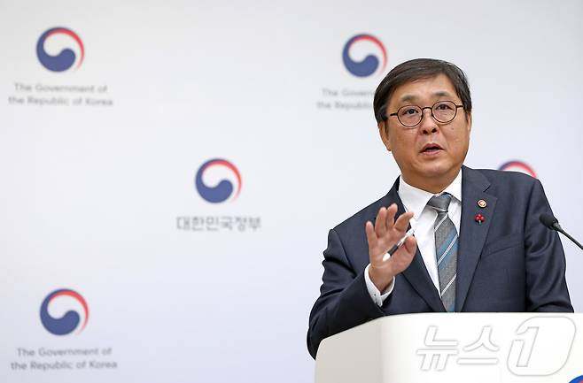 최휘영 문화체육관광부 장관이 16일 세종시 정부세종청사 중앙동 브리핑실에서 2026년도 문화체육관광부 업무보고 관련 브리핑을 하고 있다.(문체부 제공. 재판매 및 DB 금지) 2025.12.16/뉴스1