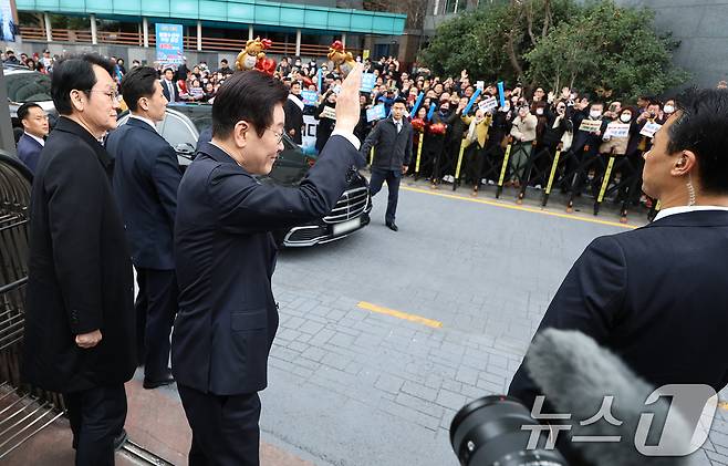 이재명 대통령이 23일 부산 동구 해양수산부 청사에서 열린 개청식에 참석하며 시민들에게 인사하고 있다. (대통령실통신사진기자단) 2025.12.23/뉴스1 ⓒ News1 이재명 기자