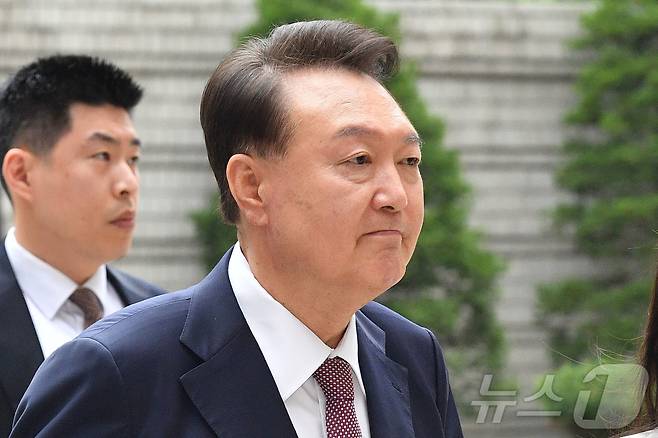 윤석열 전 대통령이 3일 서울 서초구 서울중앙지방법원에서 열린 우두머리 혐의·직권남용 권리행사 방해 혐의 사건 9차 공판에 출석하고 있다. 2025.7.3/뉴스1 ⓒ News1 사진공동취재단