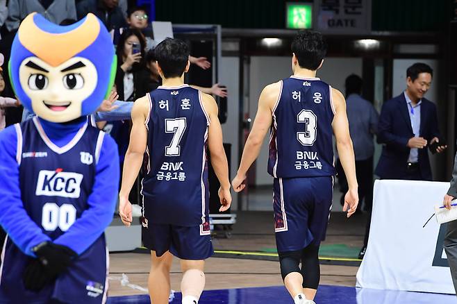 KCC 허웅과 허훈이 부산사직체육관에서 열린 2025~26 LG전자 프로농구 울산 현대모비스전을 마친 후 코트를 빠져나가고 있다. 사진 | KBL
