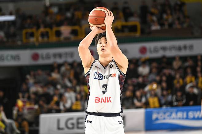 KCC 허웅이 27일 창원체육관에서 열린 2025~2026 LG전자 프로농구 정규리그 창원 LG와 경기에서 슛을 던지고 있다. 사진 | KBL