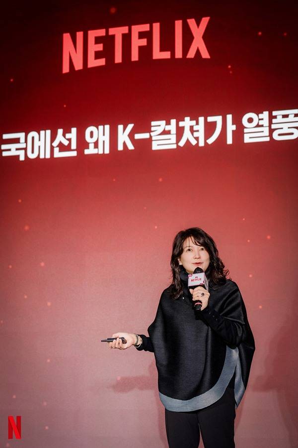 23일 오후 성수에서 열린 2025 넷플릭스 연말 기자 송년회의 '한류 인사이트' 세션에서 김숙영 UCLA 연극·공연학과 교수가 강연을 진행하고 있다. ⓒ넷플릭스